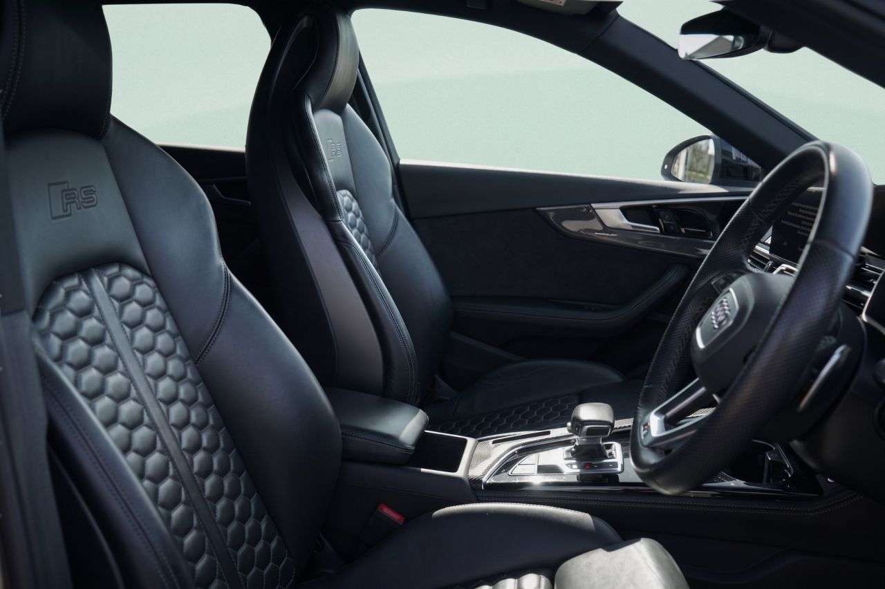 A 2022 AUDI RS4 AVANT 2.9 TFSI V6 Carbon Black Estate 5dr Petrol Tiptronic quattro Euro 6 (s/s) ( A 2022 AUDI RS4 AVANT 2.9 TFSI V6 Carbon Black Estate 5dr Petrol Tiptronic quattro Euro 6 (s/s) (