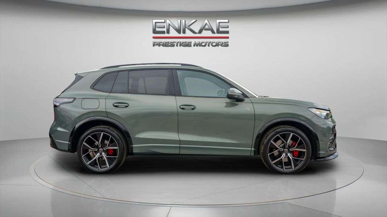 A 2025 VOLKSWAGEN TIGUAN 2.0 TDI R-Line SUV 5dr Diesel DSG Euro 6 (s/s) (150 ps) CIPPRESSINO GREEN | A 2025 VOLKSWAGEN TIGUAN 2.0 TDI R-Line SUV 5dr Diesel DSG Euro 6 (s/s) (150 ps) CIPPRESSINO GREEN |