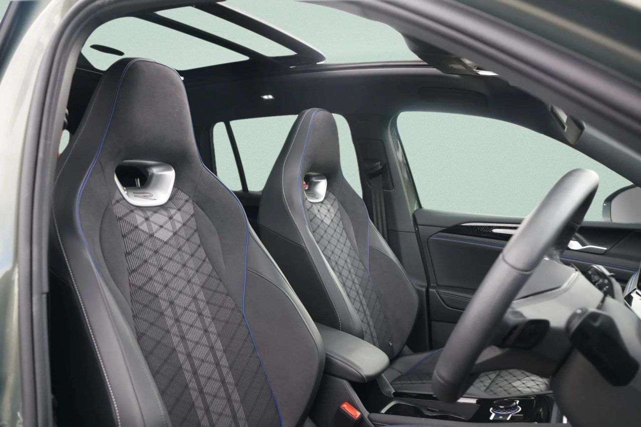 A 2025 VOLKSWAGEN TIGUAN 2.0 TDI R-Line SUV 5dr Diesel DSG Euro 6 (s/s) (150 ps) CIPPRESSINO GREEN | A 2025 VOLKSWAGEN TIGUAN 2.0 TDI R-Line SUV 5dr Diesel DSG Euro 6 (s/s) (150 ps) CIPPRESSINO GREEN |