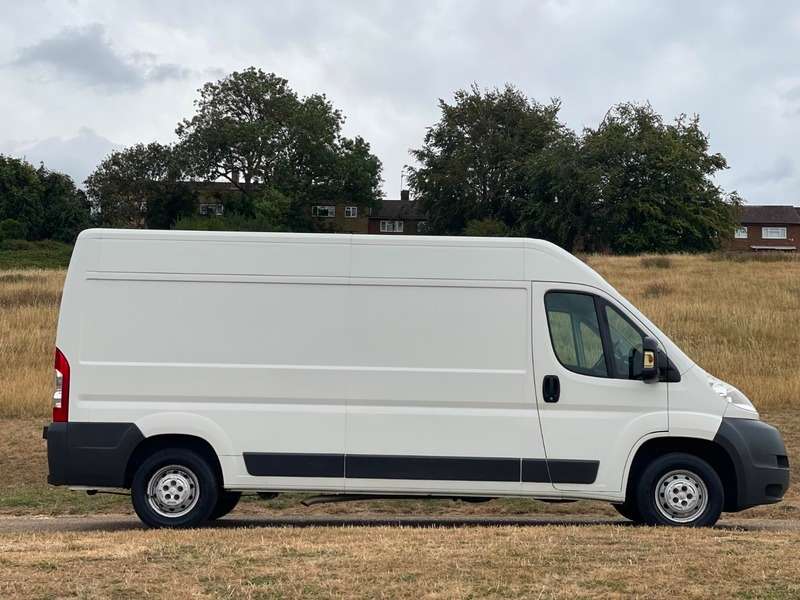 A 2013 PEUGEOT BOXER HDI 335 L3H2 PROFESSIONAL P/V A 2013 PEUGEOT BOXER HDI 335 L3H2 PROFESSIONAL P/V