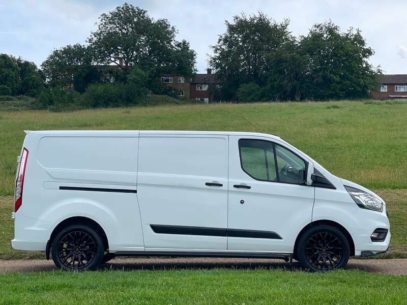 A 2019 FORD TRANSIT CUSTOM 300 TREND P/V L2 H1 A 2019 FORD TRANSIT CUSTOM 300 TREND P/V L2 H1