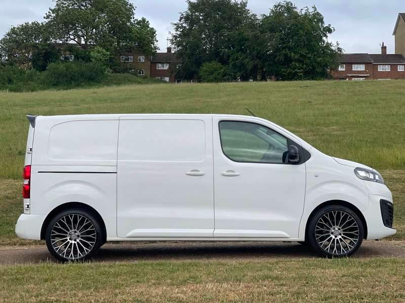 A 2021 VAUXHALL VIVARO L1H1 2700 SPORTIVE S/S A 2021 VAUXHALL VIVARO L1H1 2700 SPORTIVE S/S