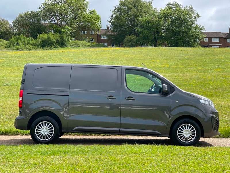 A 2020 VAUXHALL VIVARO L1H1 3100 SPORTIVE S/S A 2020 VAUXHALL VIVARO L1H1 3100 SPORTIVE S/S