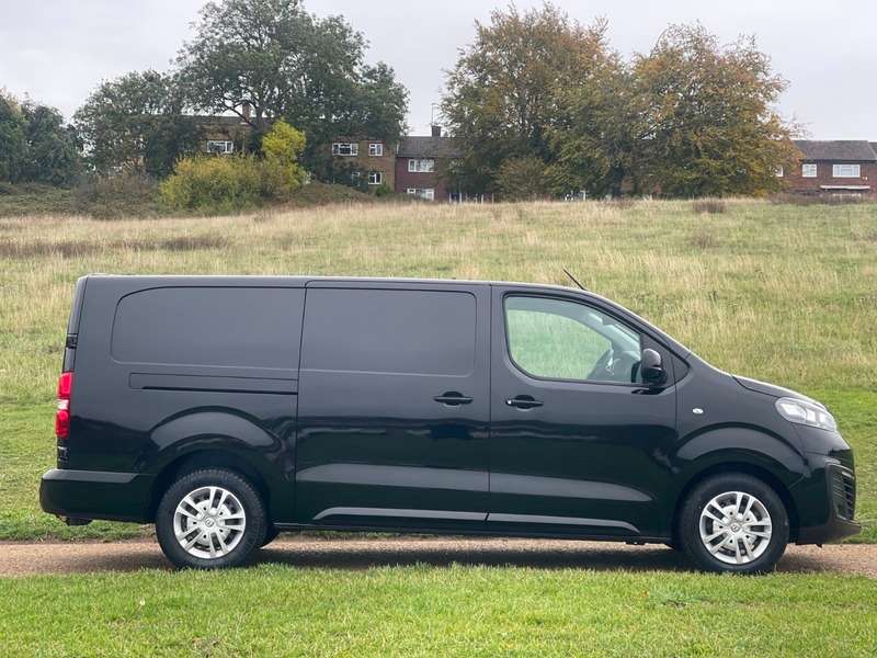 A 2021 VAUXHALL VIVARO L2H1 3100 SPORTIVE S/S A 2021 VAUXHALL VIVARO L2H1 3100 SPORTIVE S/S