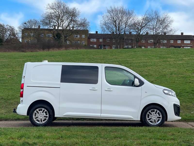 A 2019 VAUXHALL VIVARO L1H1 3100 SPORTIVE S/S DCB A 2019 VAUXHALL VIVARO L1H1 3100 SPORTIVE S/S DCB