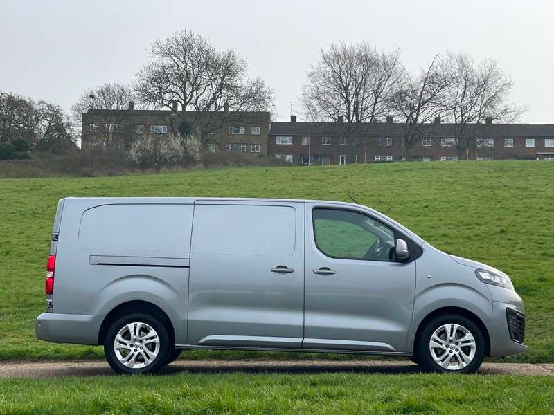 A 2021 VAUXHALL VIVARO L2H1 3100 ELITE S/S A 2021 VAUXHALL VIVARO L2H1 3100 ELITE S/S