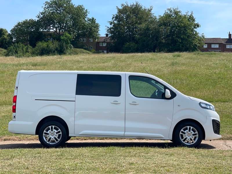 A 2021 VAUXHALL VIVARO L2H1 3100 SPORTIVE S/S DCB A 2021 VAUXHALL VIVARO L2H1 3100 SPORTIVE S/S DCB