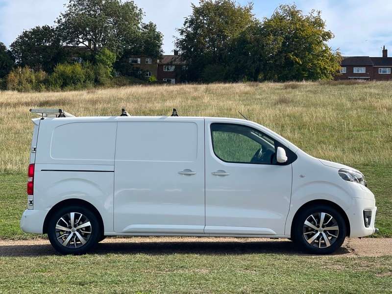 A 2021 TOYOTA PROACE L1 DESIGN A 2021 TOYOTA PROACE L1 DESIGN