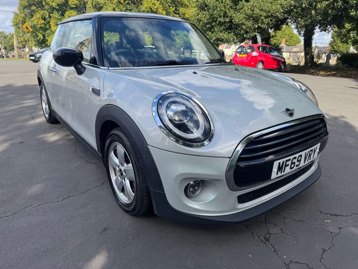 Check out this Mini Hatch 2019 Petrol Manual
