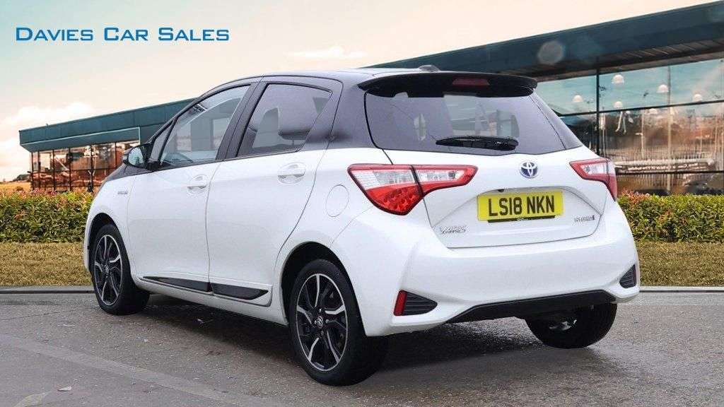A 2018 TOYOTA YARIS 1.5 VVT-h Grey Bi-Tone Hatchback 5dr Petrol Hybrid E-CVT Euro 6 (s/s) (100 A 2018 TOYOTA YARIS 1.5 VVT-h Grey Bi-Tone Hatchback 5dr Petrol Hybrid E-CVT Euro 6 (s/s) (100