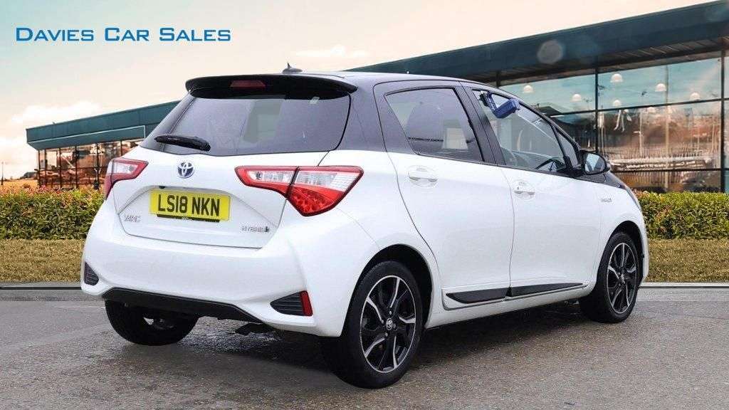 A 2018 TOYOTA YARIS 1.5 VVT-h Grey Bi-Tone Hatchback 5dr Petrol Hybrid E-CVT Euro 6 (s/s) (100 A 2018 TOYOTA YARIS 1.5 VVT-h Grey Bi-Tone Hatchback 5dr Petrol Hybrid E-CVT Euro 6 (s/s) (100
