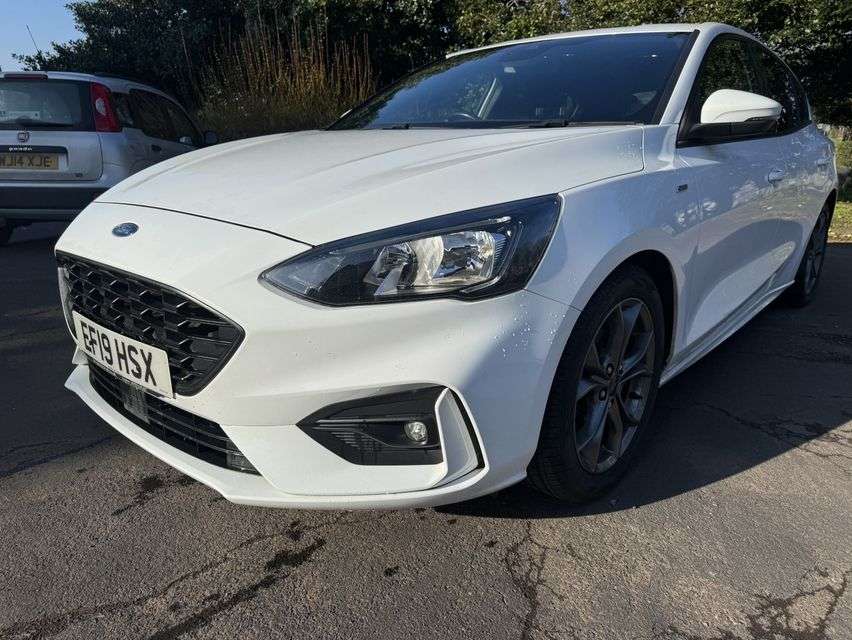 A 2019 FORD FOCUS 1.0T EcoBoost ST-Line Hatchback 5dr Petrol Manual Euro 6 (s/s) (125 ps) A 2019 FORD FOCUS 1.0T EcoBoost ST-Line Hatchback 5dr Petrol Manual Euro 6 (s/s) (125 ps)