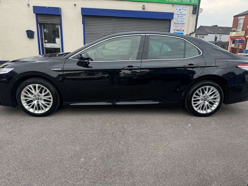 A 2021 TOYOTA CAMRY 2.5 VVT-h Excel Saloon 4dr Petrol Hybrid CVT Euro 6 (s/s) (218 ps) A 2021 TOYOTA CAMRY 2.5 VVT-h Excel Saloon 4dr Petrol Hybrid CVT Euro 6 (s/s) (218 ps)