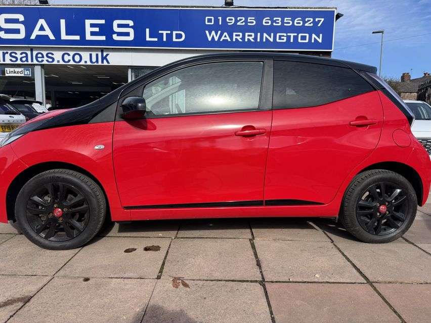 A 2018 TOYOTA AYGO 1.0 VVT-i x-cite 4 Red Bi-Tone Hatchback 5dr Petrol Manual Euro 6 (68 ps) A 2018 TOYOTA AYGO 1.0 VVT-i x-cite 4 Red Bi-Tone Hatchback 5dr Petrol Manual Euro 6 (68 ps)