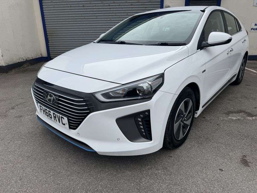 A 2017 HYUNDAI IONIQ 1.6 h-GDi Premium SE Hatchback 5dr Petrol Hybrid DCT Euro 6 (s/s) (141 ps) A 2017 HYUNDAI IONIQ 1.6 h-GDi Premium SE Hatchback 5dr Petrol Hybrid DCT Euro 6 (s/s) (141 ps)