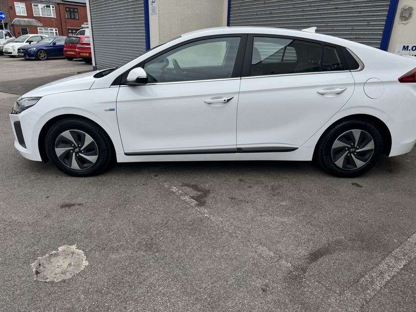 A 2017 HYUNDAI IONIQ 1.6 h-GDi Premium SE Hatchback 5dr Petrol Hybrid DCT Euro 6 (s/s) (141 ps) A 2017 HYUNDAI IONIQ 1.6 h-GDi Premium SE Hatchback 5dr Petrol Hybrid DCT Euro 6 (s/s) (141 ps)