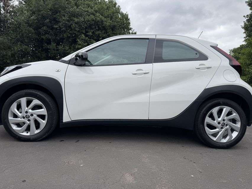 A 2023 TOYOTA AYGO X 1.0 VVT-i Pure Hatchback 5dr Petrol x-shift Euro 6 (s/s) (72 ps) A 2023 TOYOTA AYGO X 1.0 VVT-i Pure Hatchback 5dr Petrol x-shift Euro 6 (s/s) (72 ps)