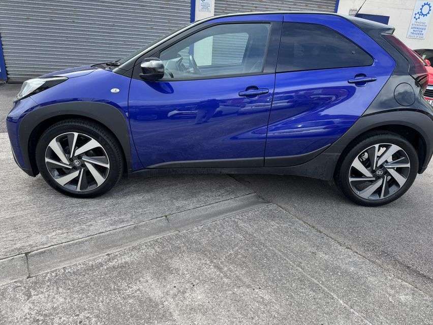 A 2024 TOYOTA AYGO X 1.0 VVT-i Edge Hatchback 5dr Petrol x-shift Euro 6 (s/s) (72 ps) A 2024 TOYOTA AYGO X 1.0 VVT-i Edge Hatchback 5dr Petrol x-shift Euro 6 (s/s) (72 ps)