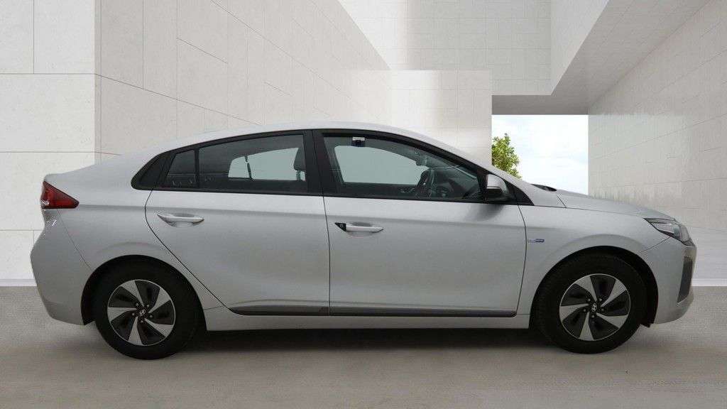 A 2019 HYUNDAI IONIQ 1.6 h-GDi GPF SE Hatchback 5dr Petrol Hybrid DCT Euro 6 (s/s) (141 ps) A 2019 HYUNDAI IONIQ 1.6 h-GDi GPF SE Hatchback 5dr Petrol Hybrid DCT Euro 6 (s/s) (141 ps)