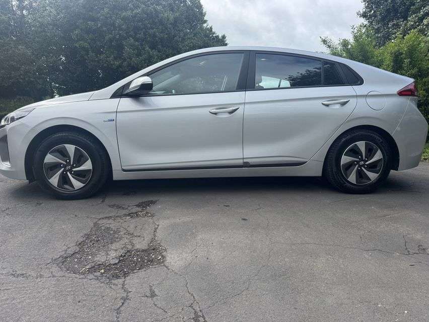 A 2019 HYUNDAI IONIQ 1.6 h-GDi GPF SE Hatchback 5dr Petrol Hybrid DCT Euro 6 (s/s) (141 ps) A 2019 HYUNDAI IONIQ 1.6 h-GDi GPF SE Hatchback 5dr Petrol Hybrid DCT Euro 6 (s/s) (141 ps)