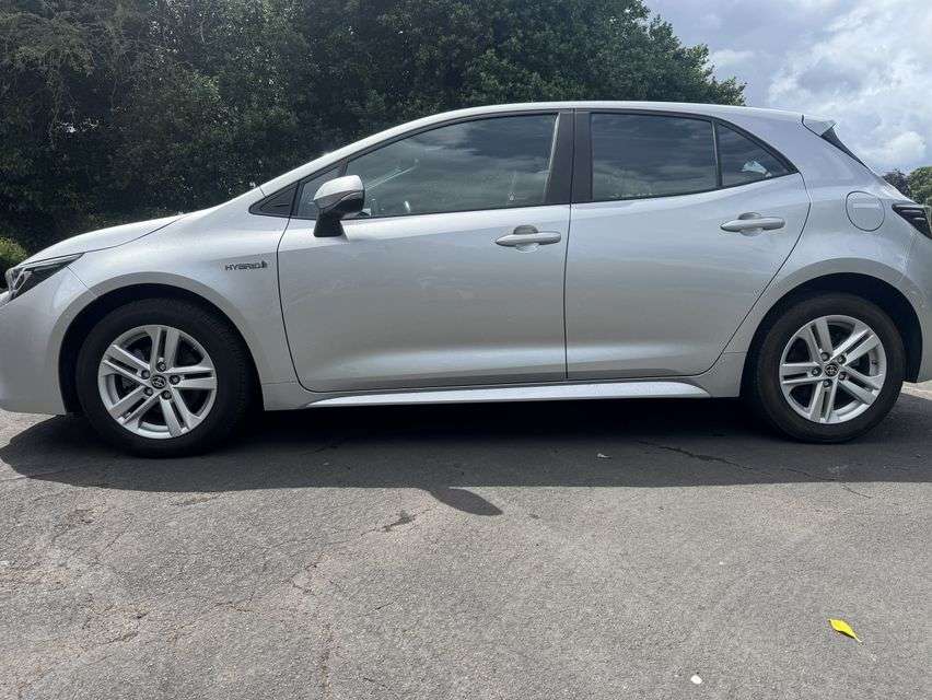 A 2022 TOYOTA COROLLA 1.8 VVT-h GPF Icon Tech Hatchback 5dr Petrol Hybrid CVT Euro 6 (s/s) (122 p A 2022 TOYOTA COROLLA 1.8 VVT-h GPF Icon Tech Hatchback 5dr Petrol Hybrid CVT Euro 6 (s/s) (122 p