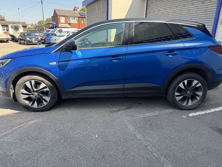 A 2020 VAUXHALL GRANDLAND X 1.5 Turbo D SRi Nav SUV 5dr Diesel Manual Euro 6 (s/s) (130 ps) A 2020 VAUXHALL GRANDLAND X 1.5 Turbo D SRi Nav SUV 5dr Diesel Manual Euro 6 (s/s) (130 ps)