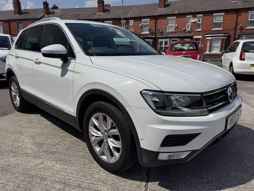 A 2017 VOLKSWAGEN TIGUAN 2.0 TDI BlueMotion Tech SE Navigation SUV 5dr Diesel DSG 4Motion Euro 6 (s/ A 2017 VOLKSWAGEN TIGUAN 2.0 TDI BlueMotion Tech SE Navigation SUV 5dr Diesel DSG 4Motion Euro 6 (s/