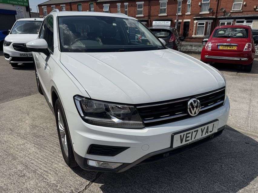 A 2017 VOLKSWAGEN TIGUAN 2.0 TDI BlueMotion Tech SE Navigation SUV 5dr Diesel DSG 4Motion Euro 6 (s/ A 2017 VOLKSWAGEN TIGUAN 2.0 TDI BlueMotion Tech SE Navigation SUV 5dr Diesel DSG 4Motion Euro 6 (s/