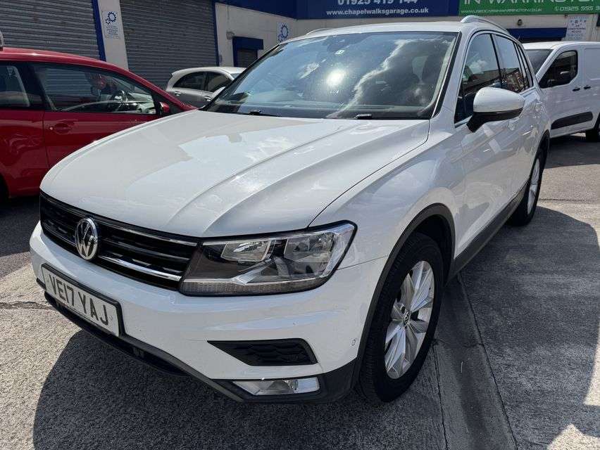 A 2017 VOLKSWAGEN TIGUAN 2.0 TDI BlueMotion Tech SE Navigation SUV 5dr Diesel DSG 4Motion Euro 6 (s/ A 2017 VOLKSWAGEN TIGUAN 2.0 TDI BlueMotion Tech SE Navigation SUV 5dr Diesel DSG 4Motion Euro 6 (s/