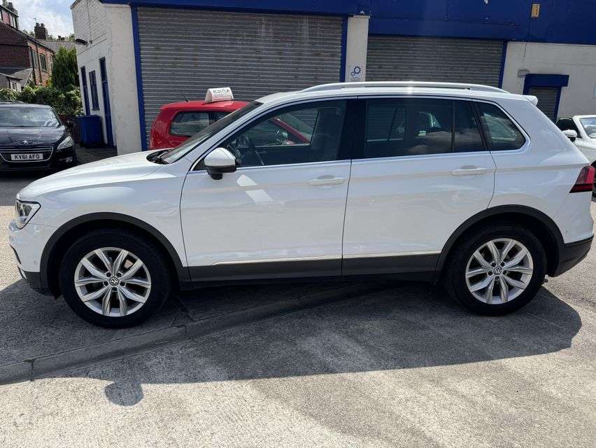 A 2017 VOLKSWAGEN TIGUAN 2.0 TDI BlueMotion Tech SE Navigation SUV 5dr Diesel DSG 4Motion Euro 6 (s/ A 2017 VOLKSWAGEN TIGUAN 2.0 TDI BlueMotion Tech SE Navigation SUV 5dr Diesel DSG 4Motion Euro 6 (s/