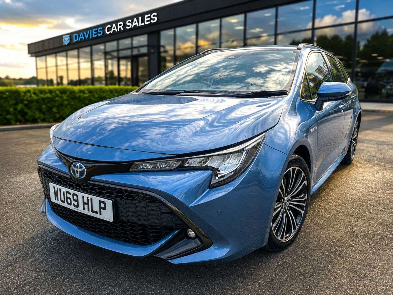 A 2019 TOYOTA COROLLA 2.0 VVT-h Design Touring Sports 5dr Petrol Hybrid CVT Euro 6 (s/s) (184 ps) A 2019 TOYOTA COROLLA 2.0 VVT-h Design Touring Sports 5dr Petrol Hybrid CVT Euro 6 (s/s) (184 ps)