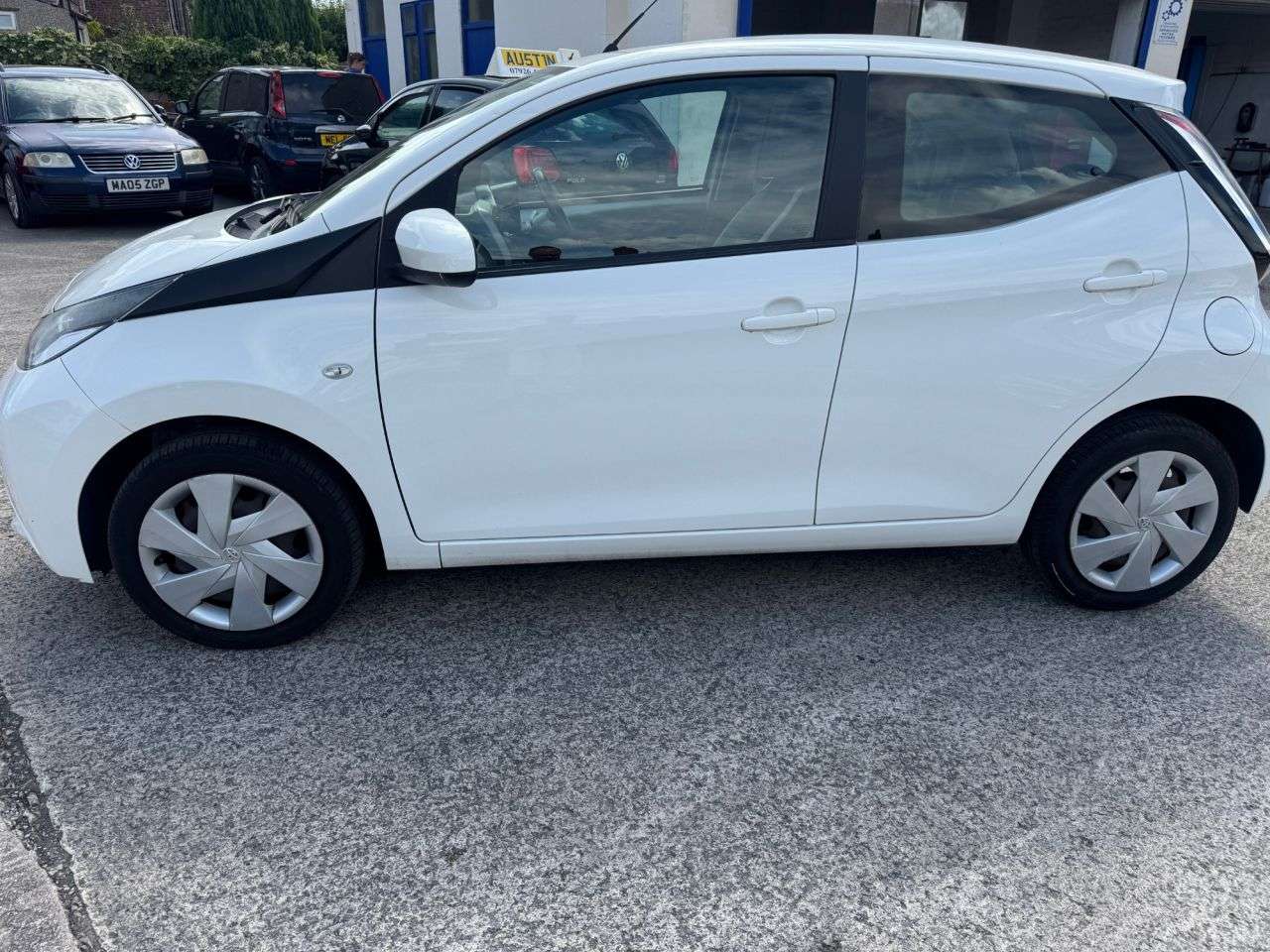 A 2017 TOYOTA AYGO 1.0 VVT-i x-play Hatchback 5dr Petrol Manual Euro 6 (68 ps) A 2017 TOYOTA AYGO 1.0 VVT-i x-play Hatchback 5dr Petrol Manual Euro 6 (68 ps)