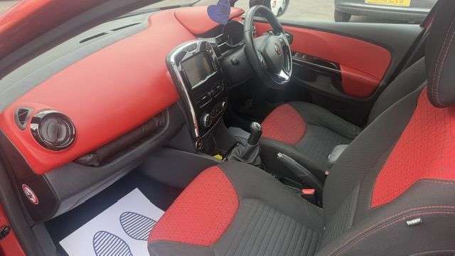 A 2014 RENAULT CLIO 1.5 dCi Dynamique S MediaNav Hatchback 5dr Diesel Manual Euro 5 (s/s) (90 p A 2014 RENAULT CLIO 1.5 dCi Dynamique S MediaNav Hatchback 5dr Diesel Manual Euro 5 (s/s) (90 p