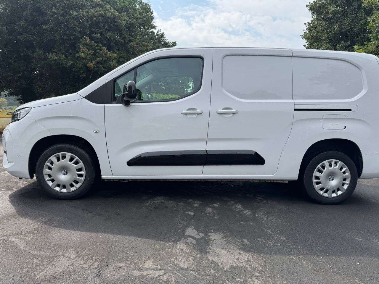 A 2024 VAUXHALL COMBO 1.5 Turbo D 2300 Pro XL Panel Van 6dr Diesel Manual LWB Euro 6 (s/s) (100 p A 2024 VAUXHALL COMBO 1.5 Turbo D 2300 Pro XL Panel Van 6dr Diesel Manual LWB Euro 6 (s/s) (100 p