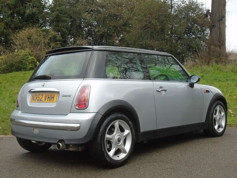 A 2002 MINI MINI COOPER A 2002 MINI MINI COOPER