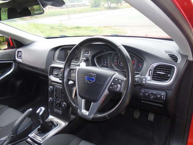 2014 VOLVO V40 2014 VOLVO V40