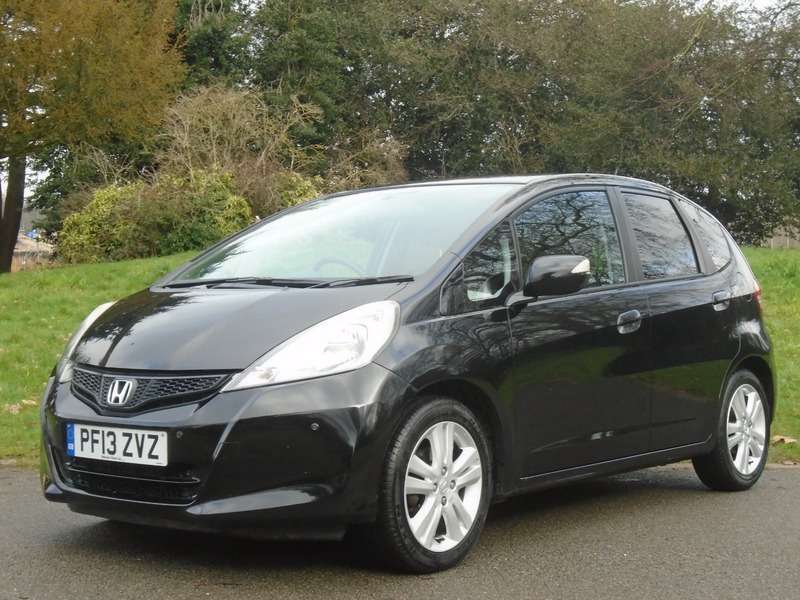 A 2013 HONDA JAZZ I-VTEC ES PLUS T A 2013 HONDA JAZZ I-VTEC ES PLUS T