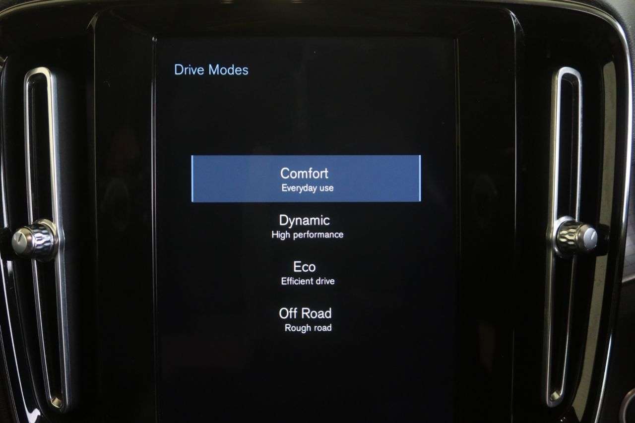 2020 VOLVO XC40 2020 VOLVO XC40