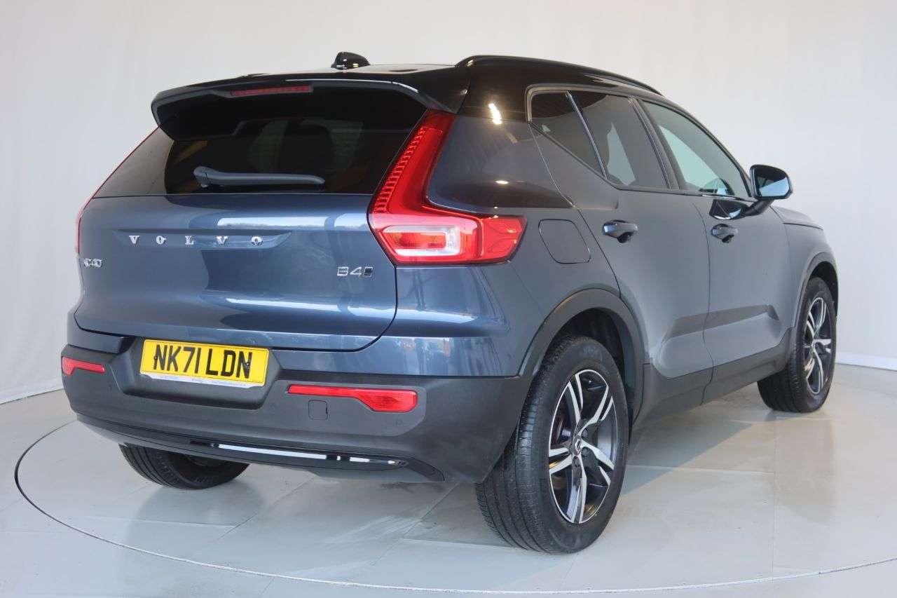 A 2021 VOLVO XC40 2.0 B4 MHEV R-Design SUV 5dr Petrol Hybrid Auto AWD Euro 6 (s/s) (197 ps) H A 2021 VOLVO XC40 2.0 B4 MHEV R-Design SUV 5dr Petrol Hybrid Auto AWD Euro 6 (s/s) (197 ps) H