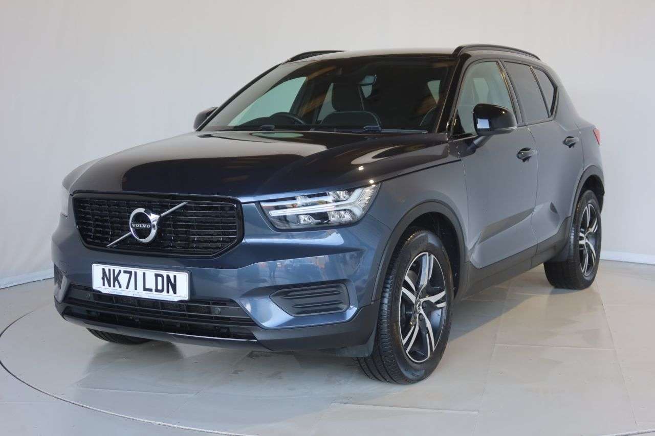 A 2021 VOLVO XC40 2.0 B4 MHEV R-Design SUV 5dr Petrol Hybrid Auto AWD Euro 6 (s/s) (197 ps) H A 2021 VOLVO XC40 2.0 B4 MHEV R-Design SUV 5dr Petrol Hybrid Auto AWD Euro 6 (s/s) (197 ps) H