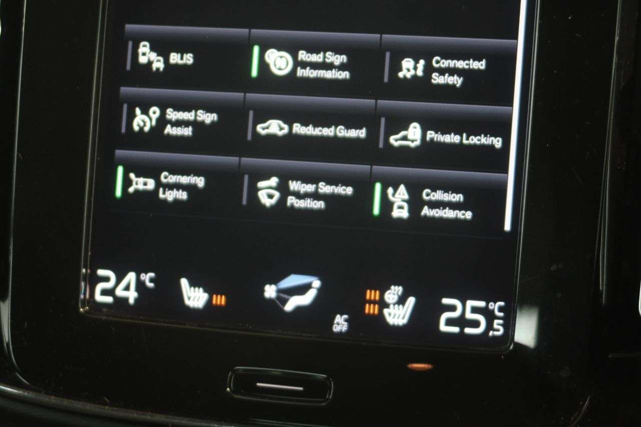 2022 VOLVO XC40 2022 VOLVO XC40