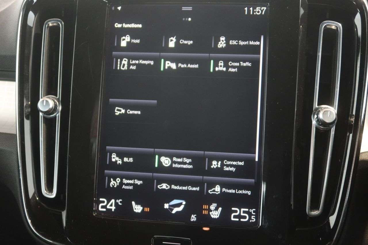 2022 VOLVO XC40 2022 VOLVO XC40