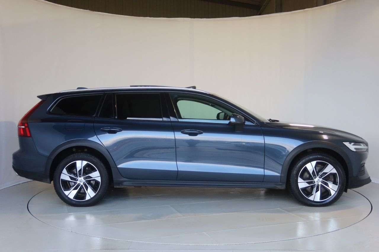 A 2021 VOLVO V60 CROSS COUNTRY 2.0 B4 MHEV Estate 5dr Diesel Hybrid Auto AWD Euro 6 (s/s) (197 ps) REAR CA A 2021 VOLVO V60 CROSS COUNTRY 2.0 B4 MHEV Estate 5dr Diesel Hybrid Auto AWD Euro 6 (s/s) (197 ps) REAR CA