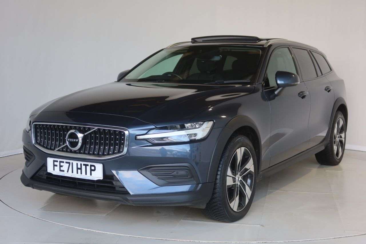 A 2021 VOLVO V60 CROSS COUNTRY 2.0 B4 MHEV Estate 5dr Diesel Hybrid Auto AWD Euro 6 (s/s) (197 ps) REAR CA A 2021 VOLVO V60 CROSS COUNTRY 2.0 B4 MHEV Estate 5dr Diesel Hybrid Auto AWD Euro 6 (s/s) (197 ps) REAR CA
