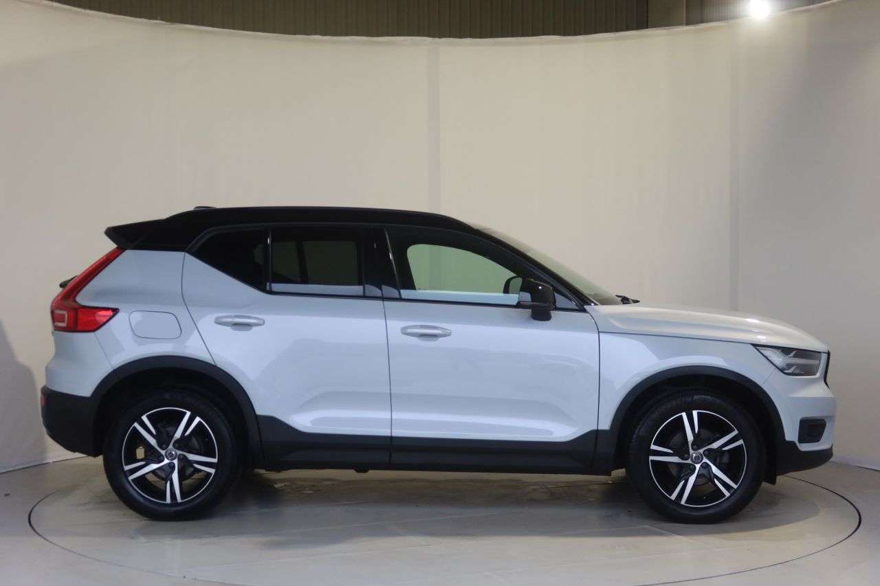 A 2020 VOLVO XC40 1.5 T3 R-Design SUV 5dr Petrol Auto Euro 6 (s/s) (163 ps) SATELLITE NAVIGAT A 2020 VOLVO XC40 1.5 T3 R-Design SUV 5dr Petrol Auto Euro 6 (s/s) (163 ps) SATELLITE NAVIGAT