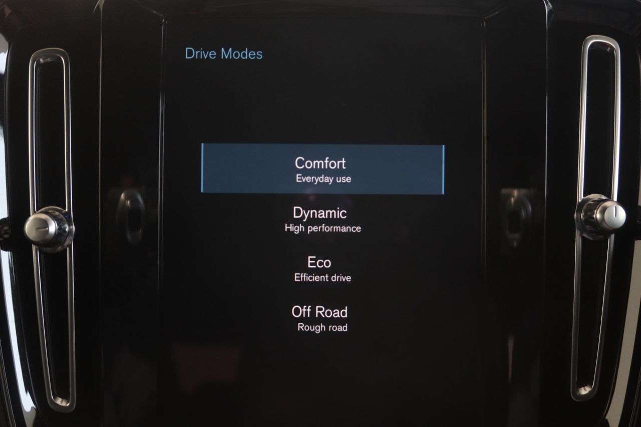 2020 VOLVO XC40 2020 VOLVO XC40