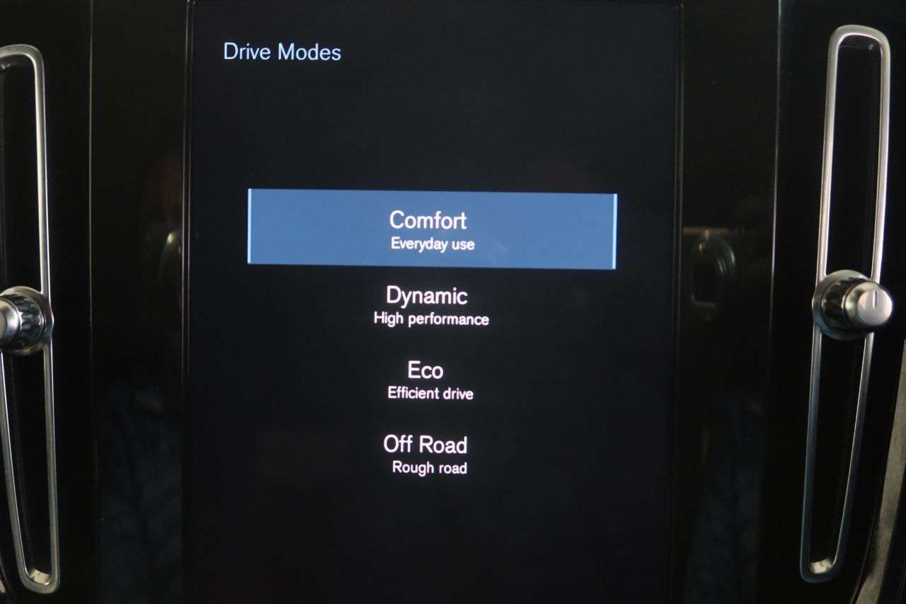 2020 VOLVO XC40 2020 VOLVO XC40