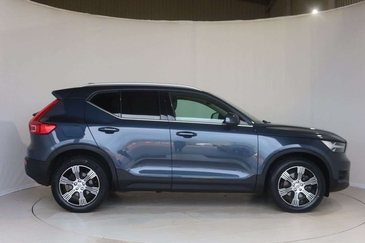 A 2021 VOLVO XC40 2.0 B4 MHEV Inscription SUV 5dr Petrol Hybrid Auto AWD Euro 6 (s/s) (197 ps A 2021 VOLVO XC40 2.0 B4 MHEV Inscription SUV 5dr Petrol Hybrid Auto AWD Euro 6 (s/s) (197 ps
