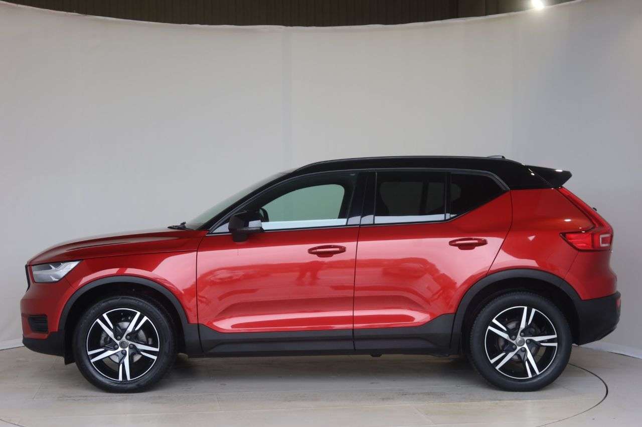A 2021 VOLVO XC40 1.5 T3 R-Design SUV 5dr Petrol Auto Euro 6 (s/s) (163 ps) HEATED STEERING W A 2021 VOLVO XC40 1.5 T3 R-Design SUV 5dr Petrol Auto Euro 6 (s/s) (163 ps) HEATED STEERING W