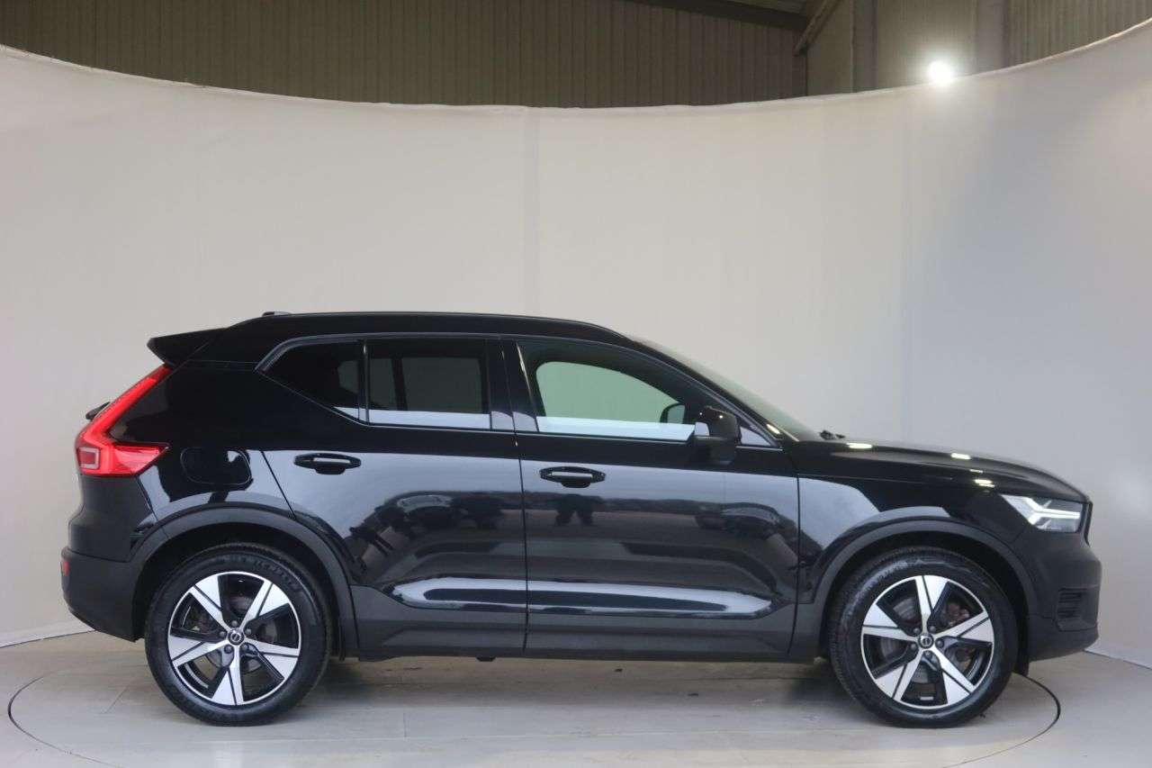 A 2021 VOLVO XC40 1.5h T4 Recharge 10.7kWh R-Design SUV 5dr Petrol Plug-in Hybrid Auto Euro 6 A 2021 VOLVO XC40 1.5h T4 Recharge 10.7kWh R-Design SUV 5dr Petrol Plug-in Hybrid Auto Euro 6